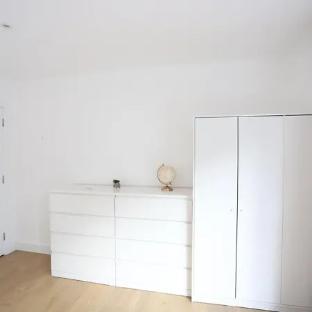 Luxury With 5 Bedrooms * London