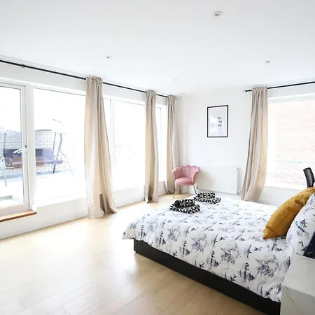 Luxury With 5 Bedrooms *