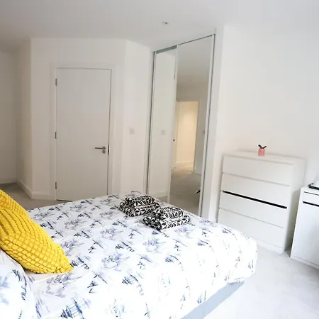 Luxury With 5 Bedrooms * London