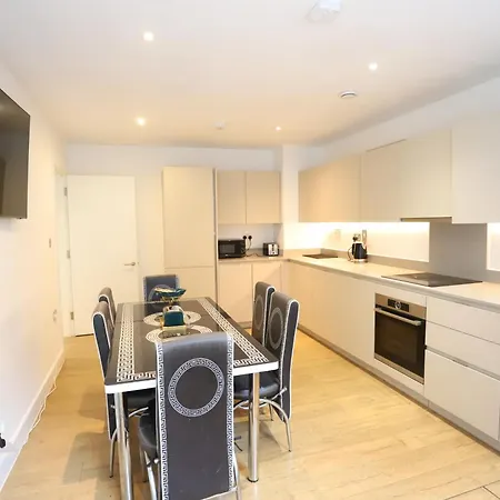 Luxury With 5 Bedrooms London