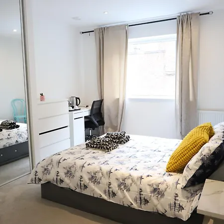 Luxury With 5 Bedrooms Apartment London