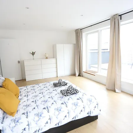Luxury With 5 Bedrooms London