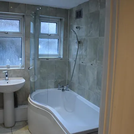3 Bedroom House - Walthamstow Apartment *