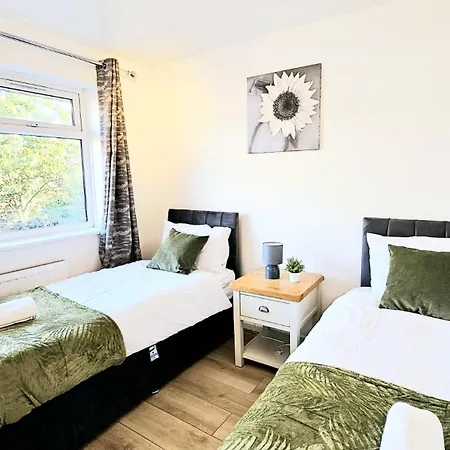 Apartment 3 Bedroom, Free Parking, Wifi, Cosy, 5-bed House With Garden