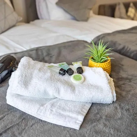 Ealing Manor - 6 Beds 3 Sofa Beds Sleeps 9 Ppl Greenford (Greater London)