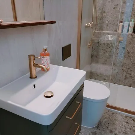 Apartment New Refurbished One Bed Flat In The West *