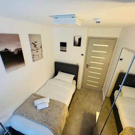 Goulden House A Homestay *