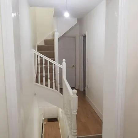 Spacious 3 Bedroom House 30mins From London Bridge *
