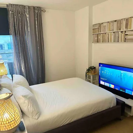 Modern Next To Hayes And Harlington Station Apartment *