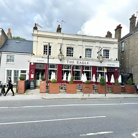 Shepherd Bush Beautiful Two Bedroom 公寓 *