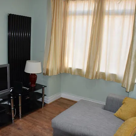 Apartment 3 Bedroom House - Walthamstow