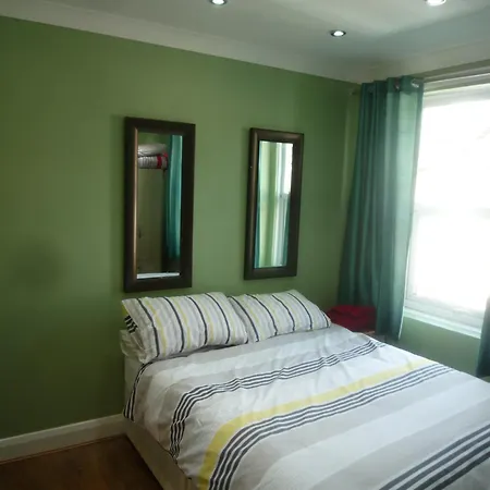 3 Bedroom House - Walthamstow Apartment