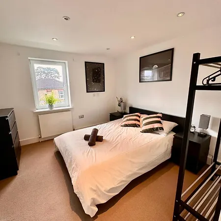 Large, Family Friendly 3-bed Flat In Wood Apartment London
