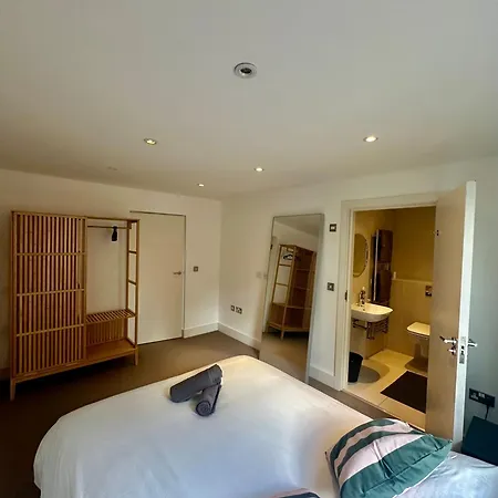 Large, Family Friendly 3-bed Flat In Wood * London