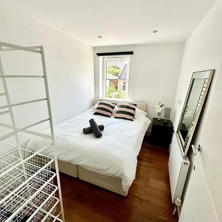 Large, Family Friendly 3-bed Flat In Wood * London