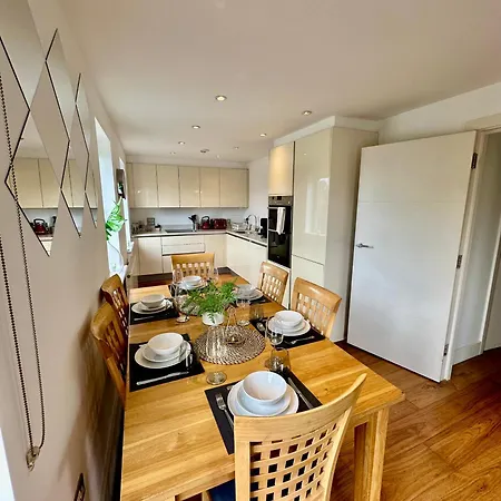 Large, Family Friendly 3-bed Flat In Wood Apartment London