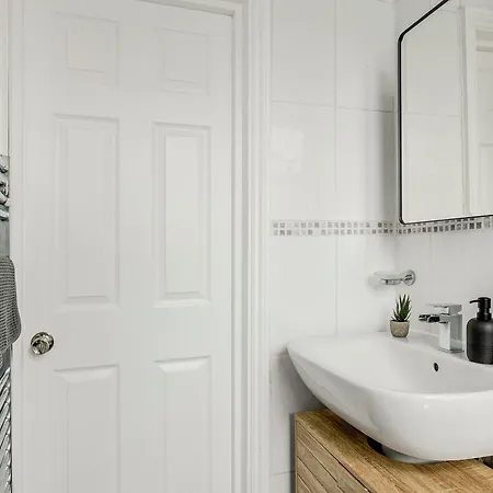Bright 2br Flat, Forest Gate, East