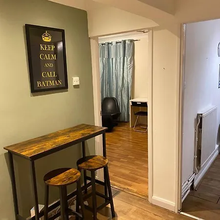 Huge And Affordable 3 Bedroom Flat In Hammersmith For 7 People With Welcome Breakfast