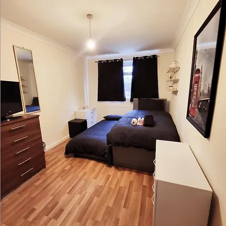 Huge And Affordable 3 Bedroom Flat In Hammersmith For 7 People With Welcome Breakfast *