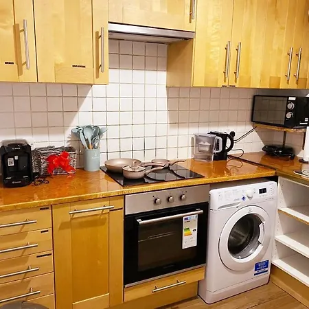 Huge And Affordable 3 Bedroom Flat In Hammersmith For 7 People With Welcome Breakfast
