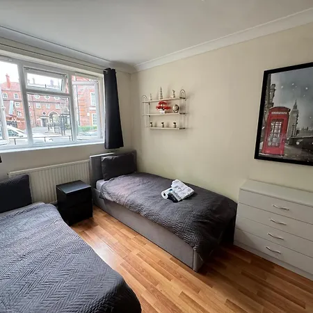 Huge And Affordable 3 Bedroom Flat In Hammersmith For 7 People With Welcome Breakfast