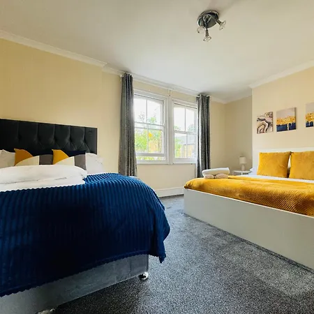 2 Bedroom Flat In * London