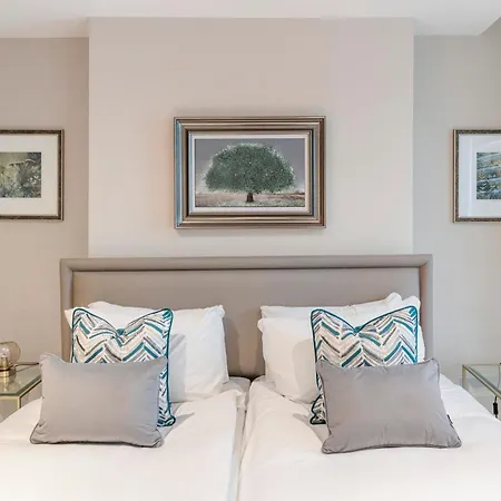 Apartment Earthy Elegance Stylish 4br For Urban Escapes London