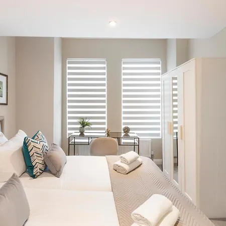 Earthy Elegance Stylish 4br For Urban Escapes London
