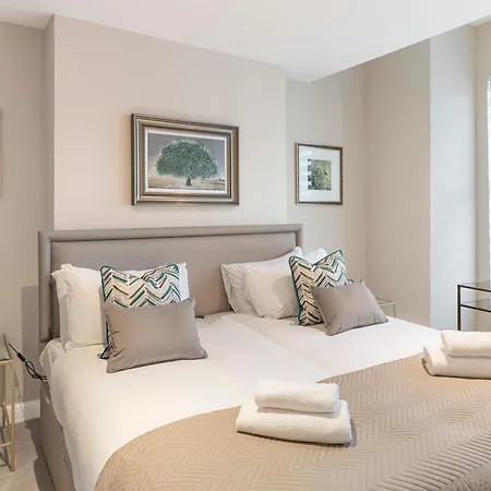 Earthy Elegance Stylish 4br For Urban Escapes London