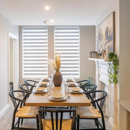 Earthy Elegance Stylish 4br For Urban Escapes Apartment London