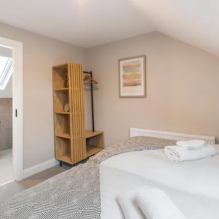 Earthy Elegance Stylish 4br For Urban Escapes *