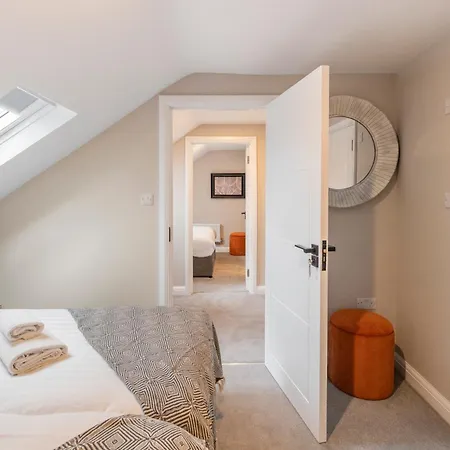 Earthy Elegance Stylish 4br For Urban Escapes Apartment *