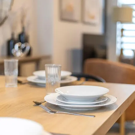 Earthy Elegance Stylish 4br For Urban Escapes