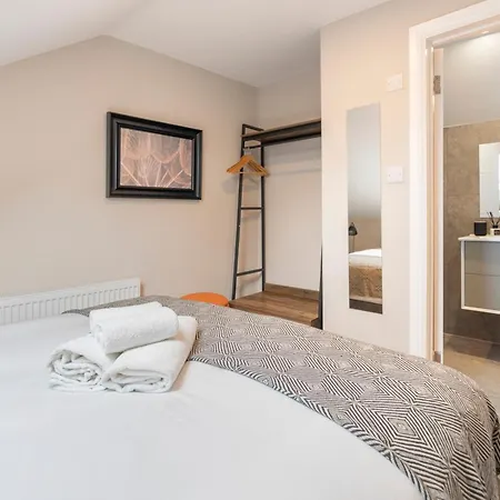 Apartment Earthy Elegance Stylish 4br For Urban Escapes London