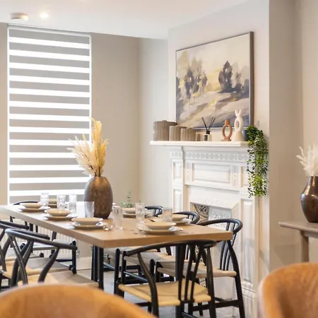 Earthy Elegance Stylish 4br For Urban Escapes London