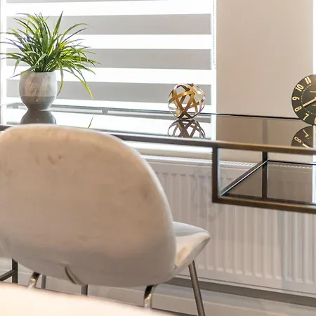 Earthy Elegance Stylish 4br For Urban Escapes *