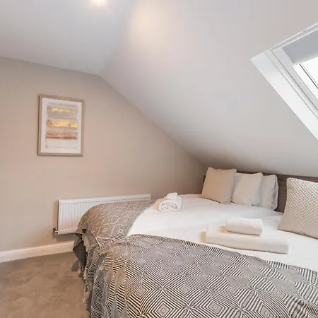 Earthy Elegance Stylish 4br For Urban Escapes Apartment *