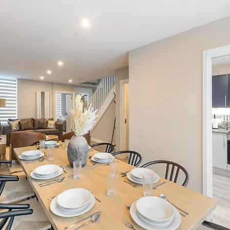 Apartment Earthy Elegance Stylish 4br For Urban Escapes *