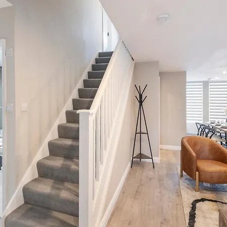 Earthy Elegance Stylish 4br For Urban Escapes