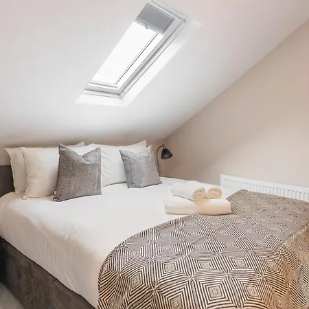 Earthy Elegance Stylish 4br For Urban Escapes Apartment London