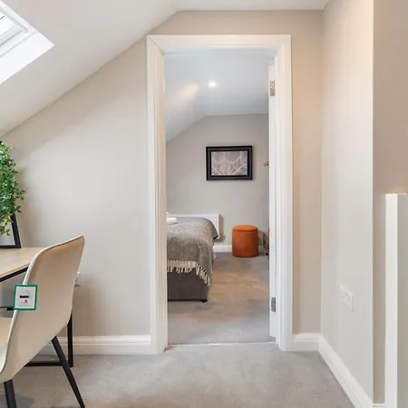 Apartment Earthy Elegance Stylish 4br For Urban Escapes London