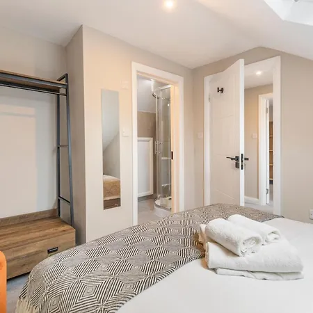 Earthy Elegance Stylish 4br For Urban Escapes Apartment *