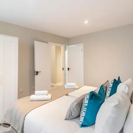 Apartment Earthy Elegance Stylish 4br For Urban Escapes *