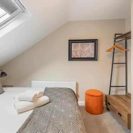 Apartment Earthy Elegance Stylish 4br For Urban Escapes London