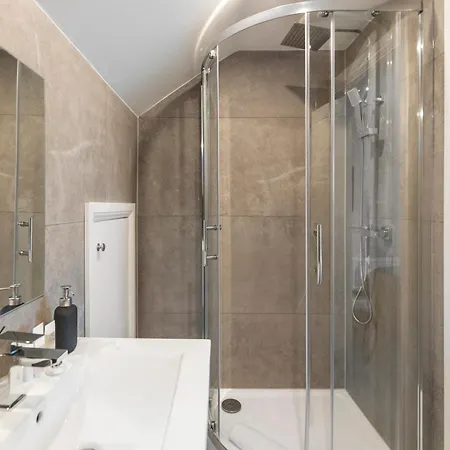 Earthy Elegance Stylish 4br For Urban Escapes London