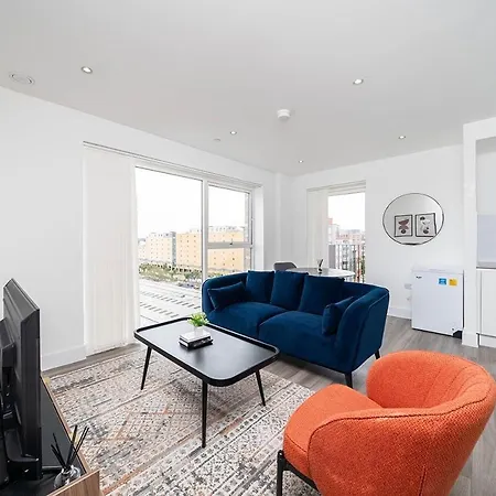 1br Gem In Shared Near O2 Arena & Excel With Patio, Private Bath, Free Parking & Garden Apartment