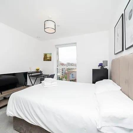 Apartment 1br Gem In Shared Near O2 Arena & Excel With Patio, Private Bath, Free Parking & Garden