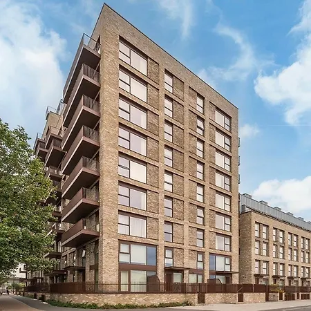 1br Gem In Shared Near O2 Arena & Excel With Patio, Private Bath, Free Parking & Garden Apartment *