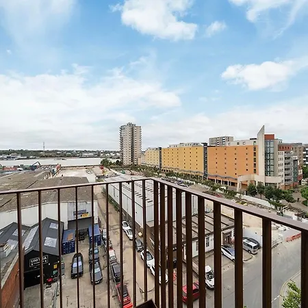 1br Gem In Shared Near O2 Arena & Excel With Patio, Private Bath, Free Parking & Garden London