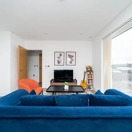 Apartment 1br Gem In Shared Near O2 Arena & Excel With Patio, Private Bath, Free Parking & Garden *